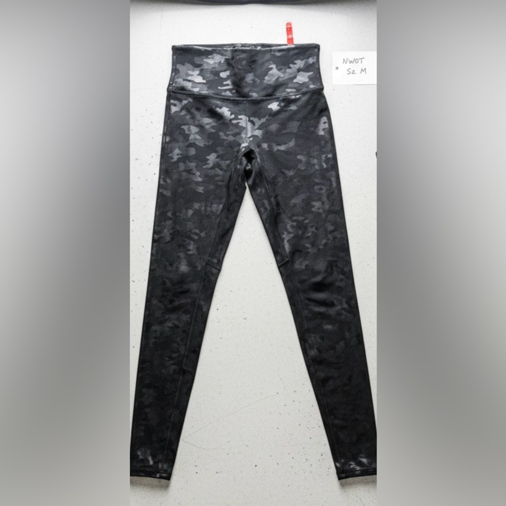 NWOT Spanx Look at Me Now Seamless Leggings - Black Camo - Medium
